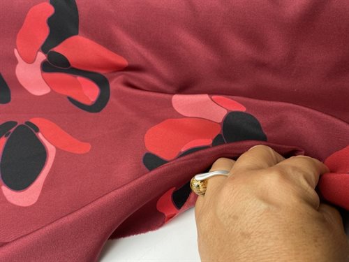 100% silke - unik silke med rødt spil 